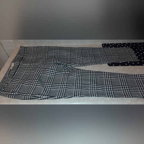 Michael Kors Black and White Checkered Cropped Pants - Picture 2 of 14